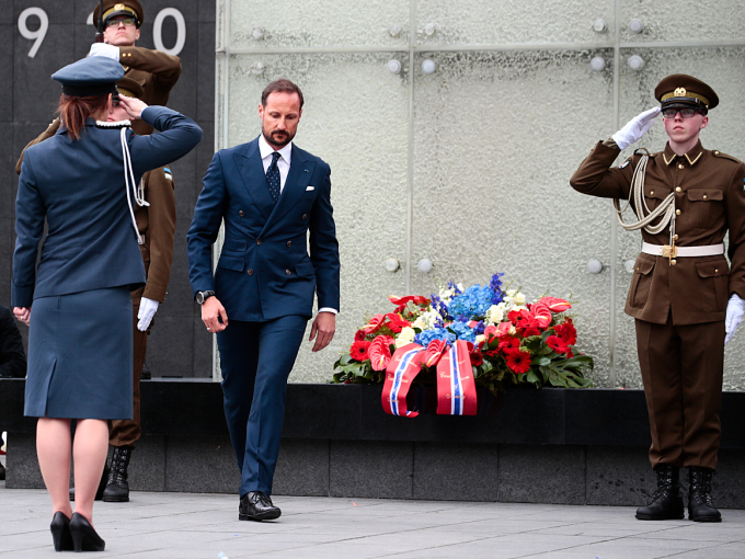 Kronprins Haakon la ned krans ved monumentet viet dem som falt i den estiske frigjøringskrigen. Foto: Lise Åserud, NTB scanpix